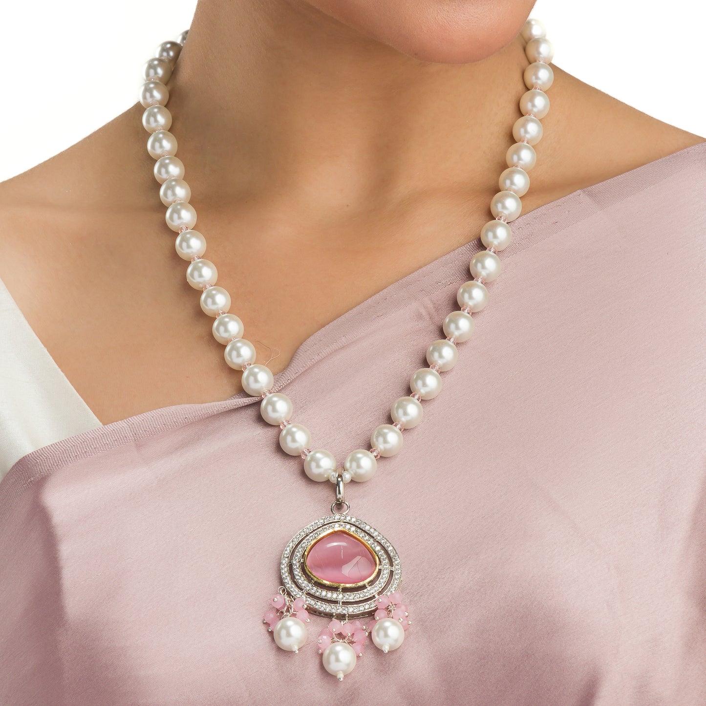 GRACEFUL WHITE PEARL LONG NECKLACE FEATURING A PINK PENDANT FOR A CHIC AND FEMININE TOUCH.