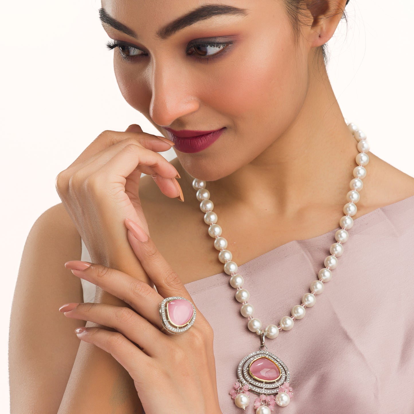 GRACEFUL WHITE PEARL LONG NECKLACE FEATURING A PINK PENDANT FOR A CHIC AND FEMININE TOUCH.