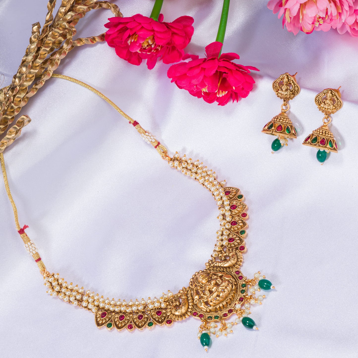 GOLD TONE NECKLACE WITH WHITE PEARL AND GREEN KUNDAN