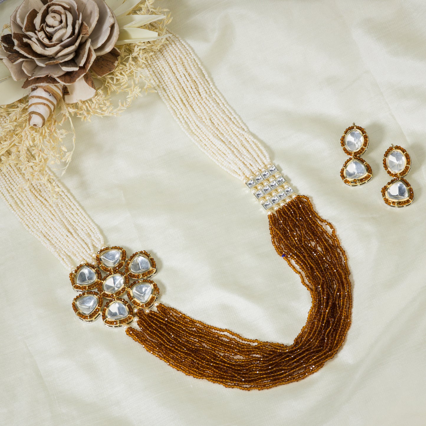 A MAHARANI-STYLE BROWN  AND WHITE PEARL NECKLACE EXUDES REGAL ELEGANCE.