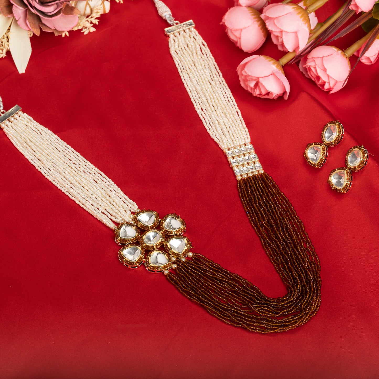 A MAHARANI-STYLE BROWN  AND WHITE PEARL NECKLACE EXUDES REGAL ELEGANCE.