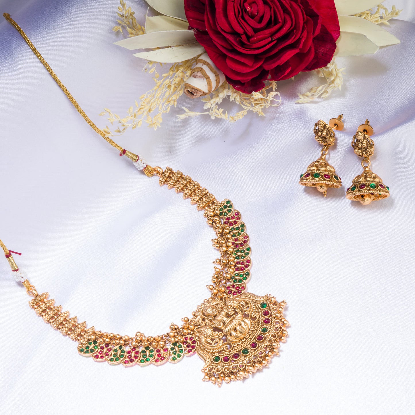 TRADITIONAL SHORT TEMPLE NECKLACE SET, EXUDING CLASSIC CHARM AND INTRICATE CRAFTSMANSHIP.