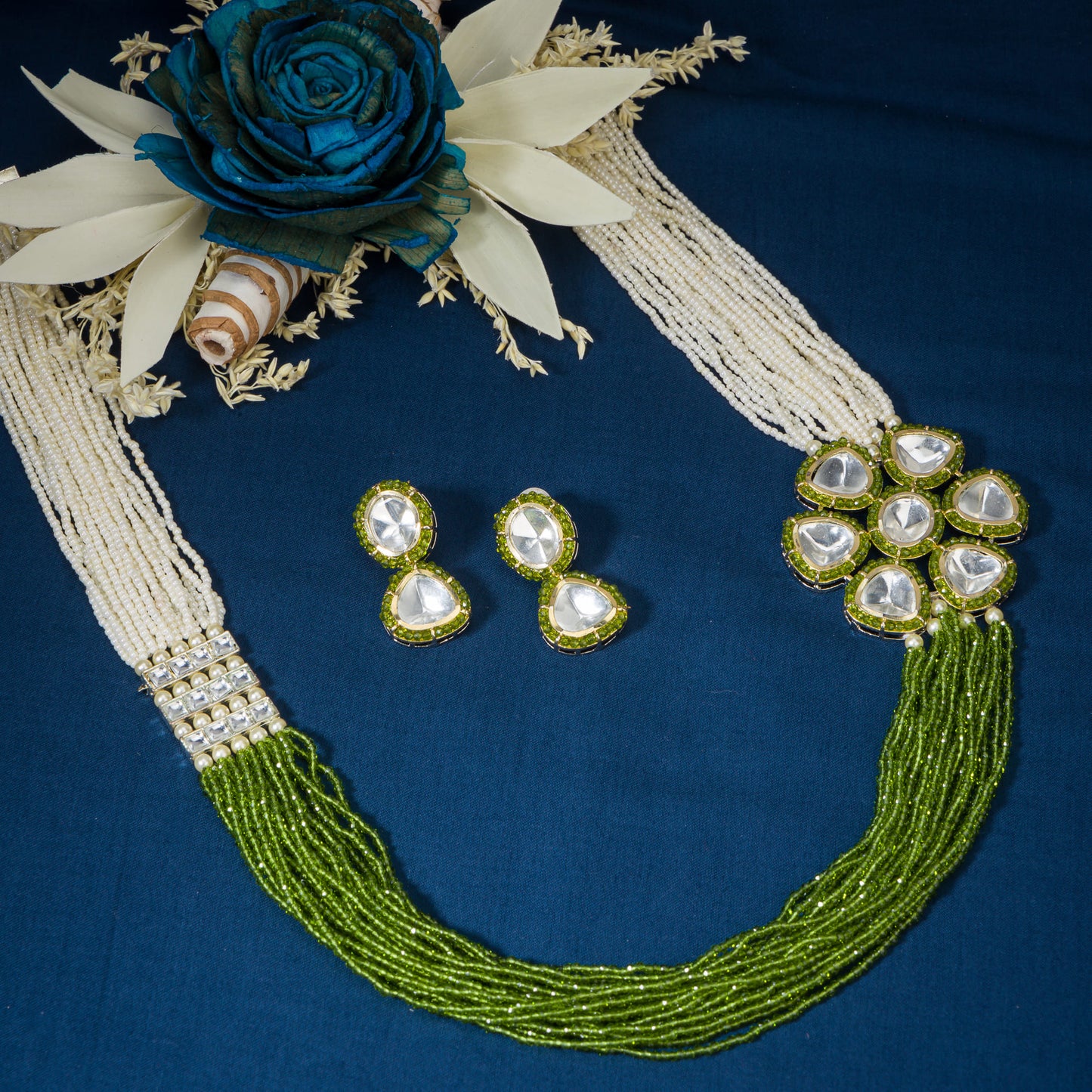 A MAHARANI-STYLE GREEN AND WHITE PEARL NECKLACE EXUDES REGAL ELEGANCE.