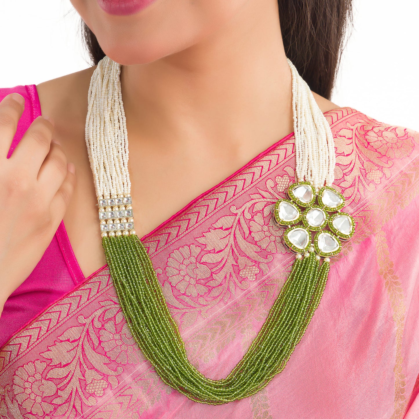 A MAHARANI-STYLE GREEN AND WHITE PEARL NECKLACE EXUDES REGAL ELEGANCE.