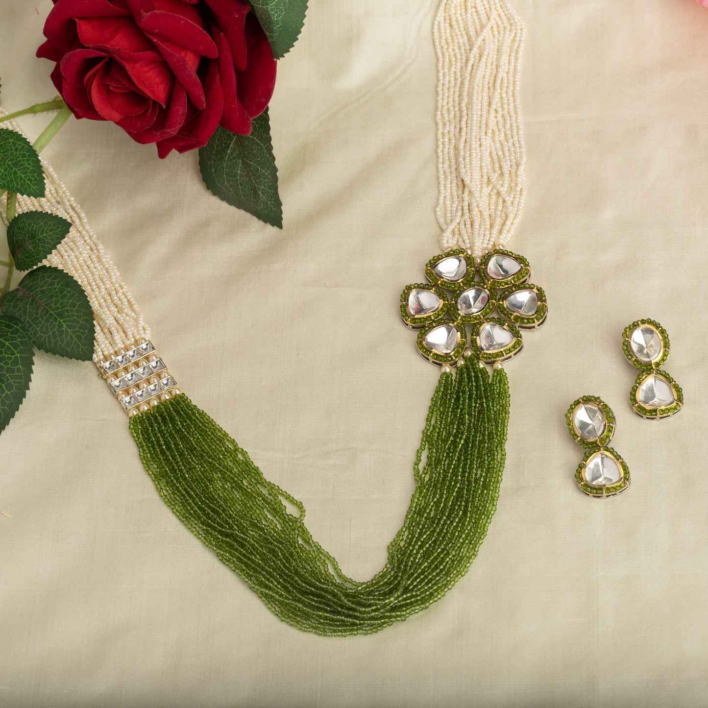 A MAHARANI-STYLE GREEN AND WHITE PEARL NECKLACE EXUDES REGAL ELEGANCE.