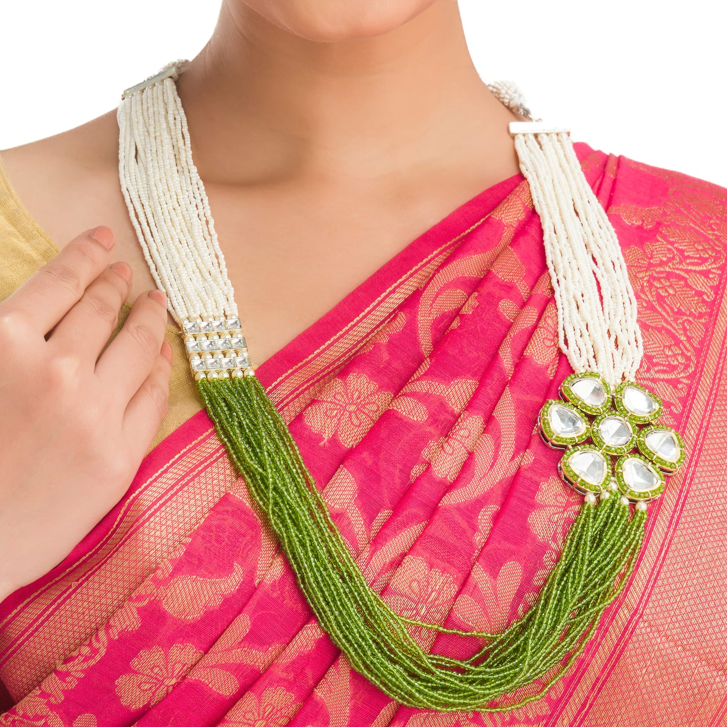 A MAHARANI-STYLE GREEN AND WHITE PEARL NECKLACE EXUDES REGAL ELEGANCE.