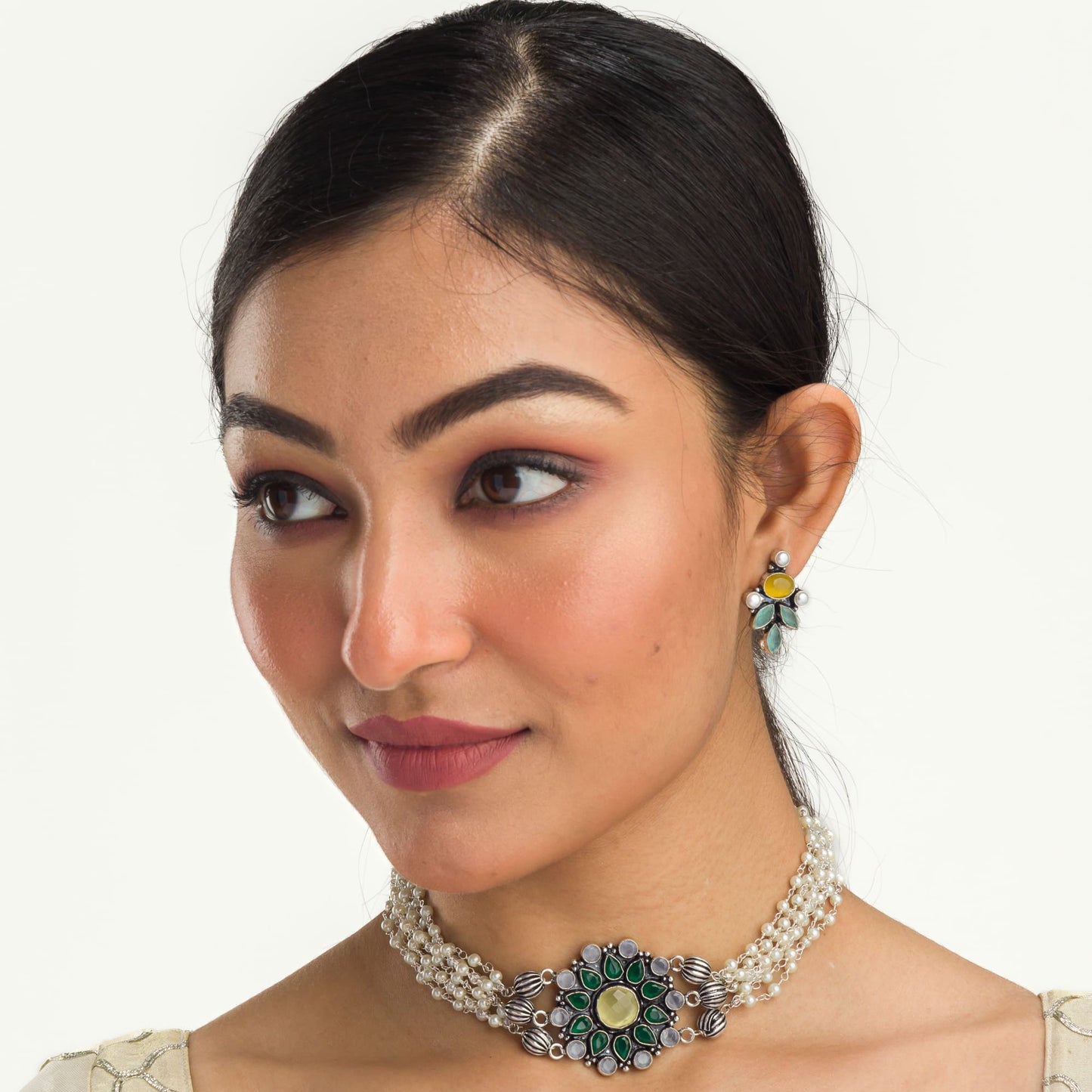 STYLISH OXIDIZED CHOKER ADORNED WITH LAYERED PEARLS FOR A SOPHISTICATED AND CONTEMPORARY LOOK.