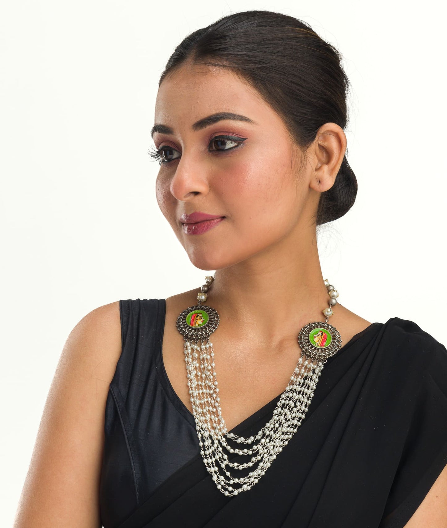 A WHITE PEARL LAYERED OXIDIZED NECKLACE EXUDES VINTAGE SOPHISTICATION.