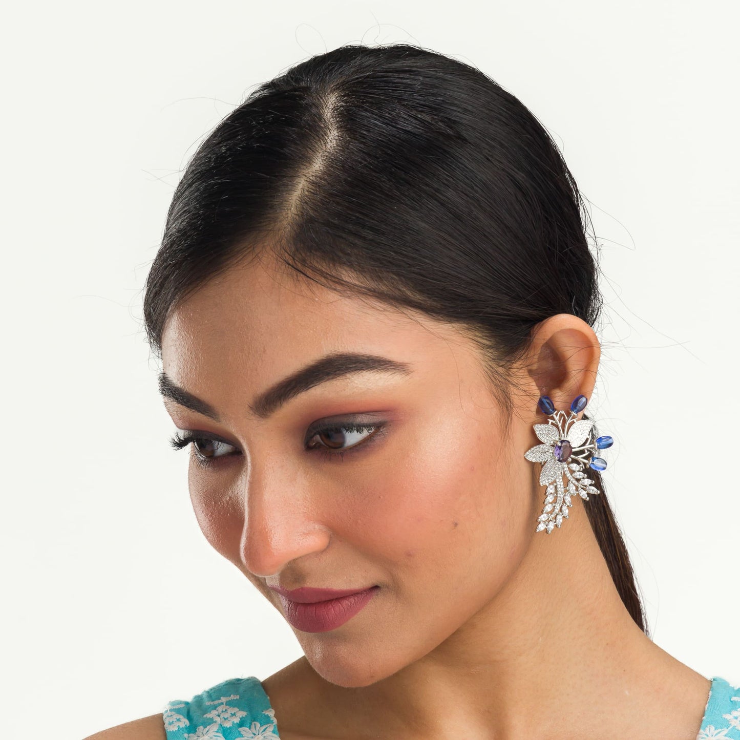 ZIRCON FLOWERY SHAPE EARRING WITH A BLUE ZIRCON IN THE MIDDLE