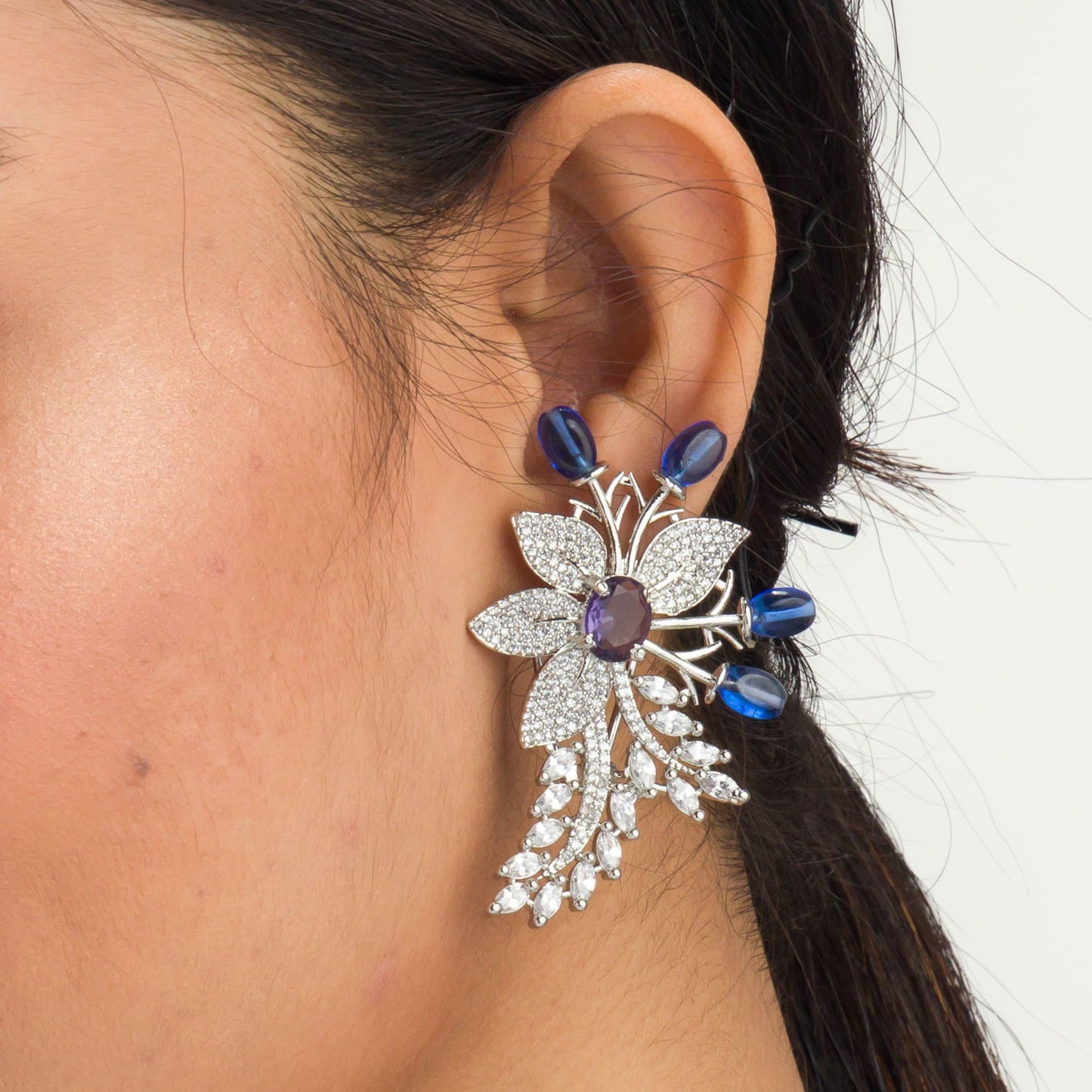 ZIRCON FLOWERY SHAPE EARRING WITH A BLUE ZIRCON IN THE MIDDLE