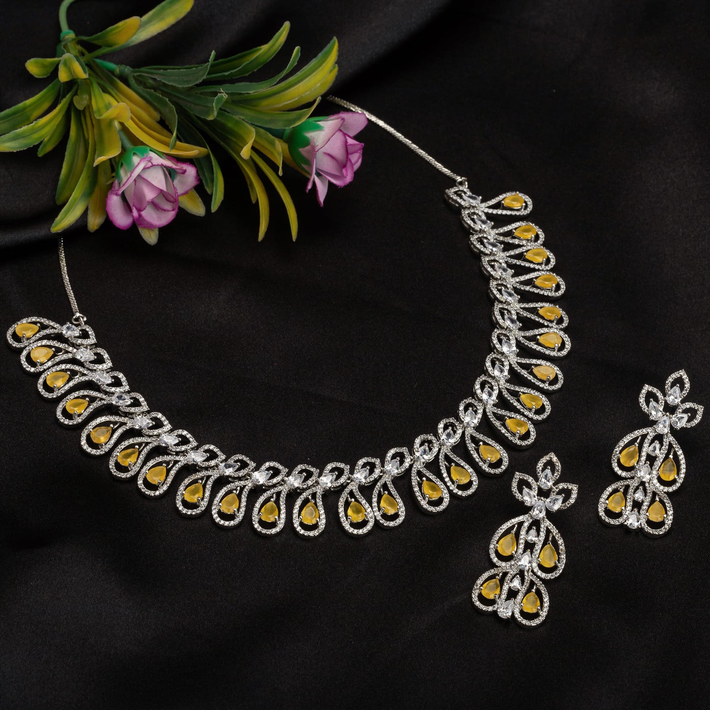 YELLOW ZIRCON AND WHITE ZIRCON STONES CREATE A DAZZLING, ELEGANT CONTRAST.