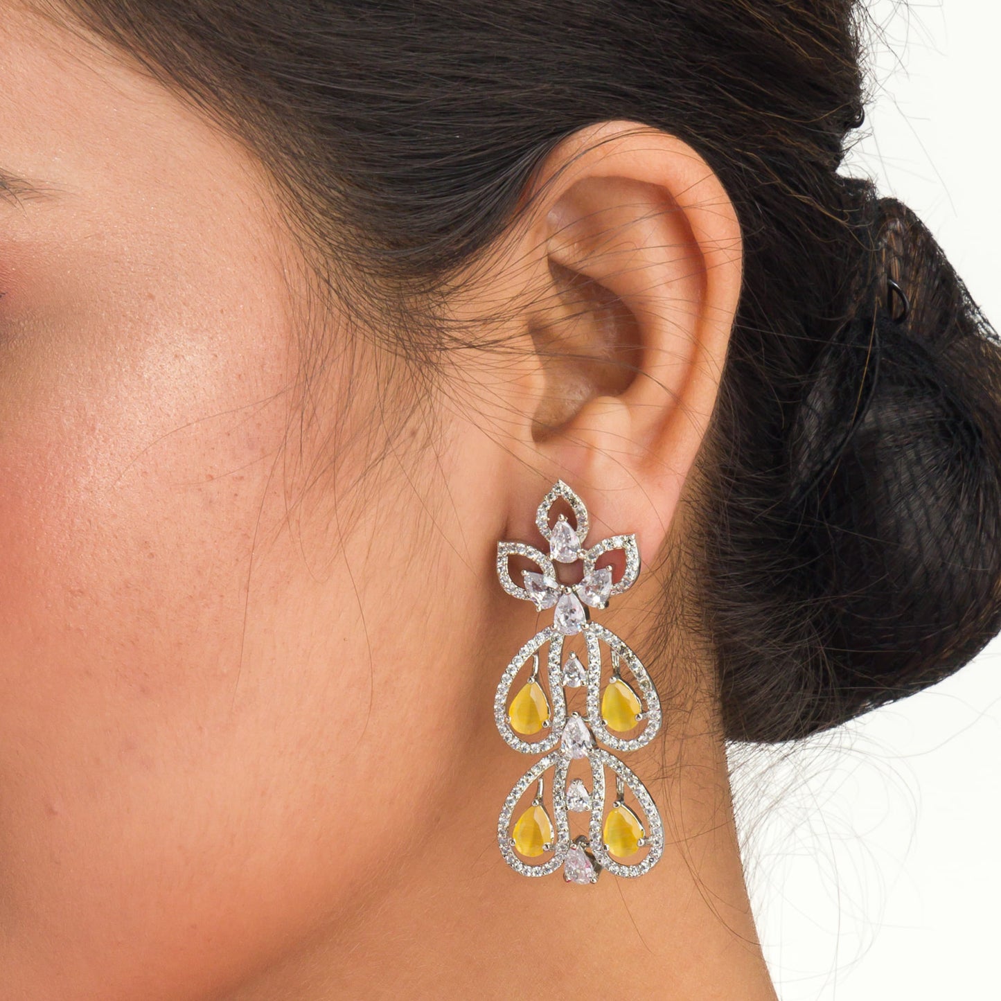 YELLOW ZIRCON AND WHITE ZIRCON STONES CREATE A DAZZLING, ELEGANT CONTRAST.