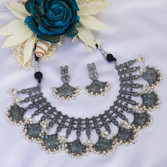 STYLISH OXIDIZED NECKLACE FEATURING A STRIKING BLUE STONE AND WHITE PEARLS FOR A UNIQUE AND ELEGANT TOUCH.