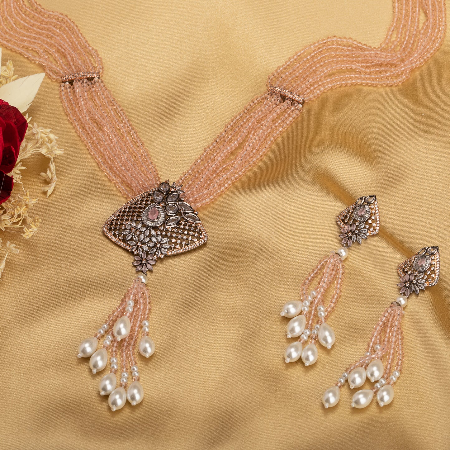 DELICATE LONG NECKLACE FEATURING LIGHT PINK PEARLS FOR A FRESH AND ELEGANT TOUCH.