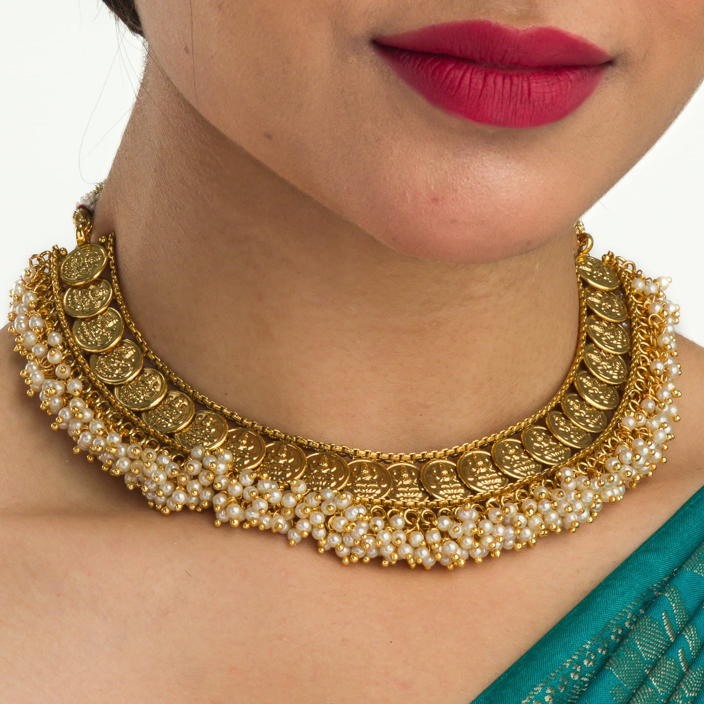 ELEGANT GOLDTONE NECKLACE FEATURING GOLDTONE COINS AND PEARLS FOR A TIMELESS AND REFINED LOOK.