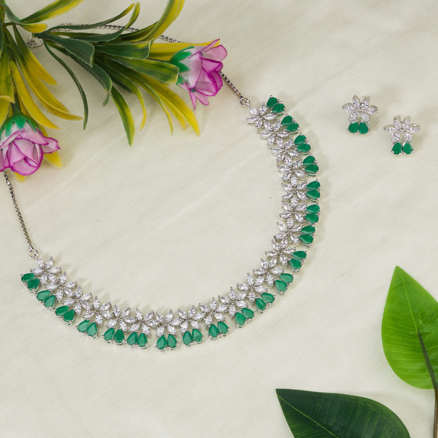 FLOWER-SHAPED ZIRCON GREEN WITH SILVER POLISH EXUDES A STRIKING, MODERN ELEGANCE.