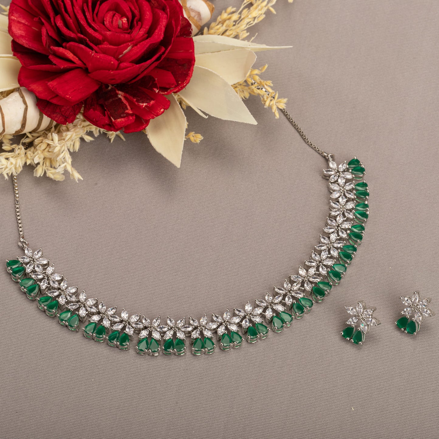 FLOWER-SHAPED ZIRCON GREEN WITH SILVER POLISH EXUDES A STRIKING, MODERN ELEGANCE.