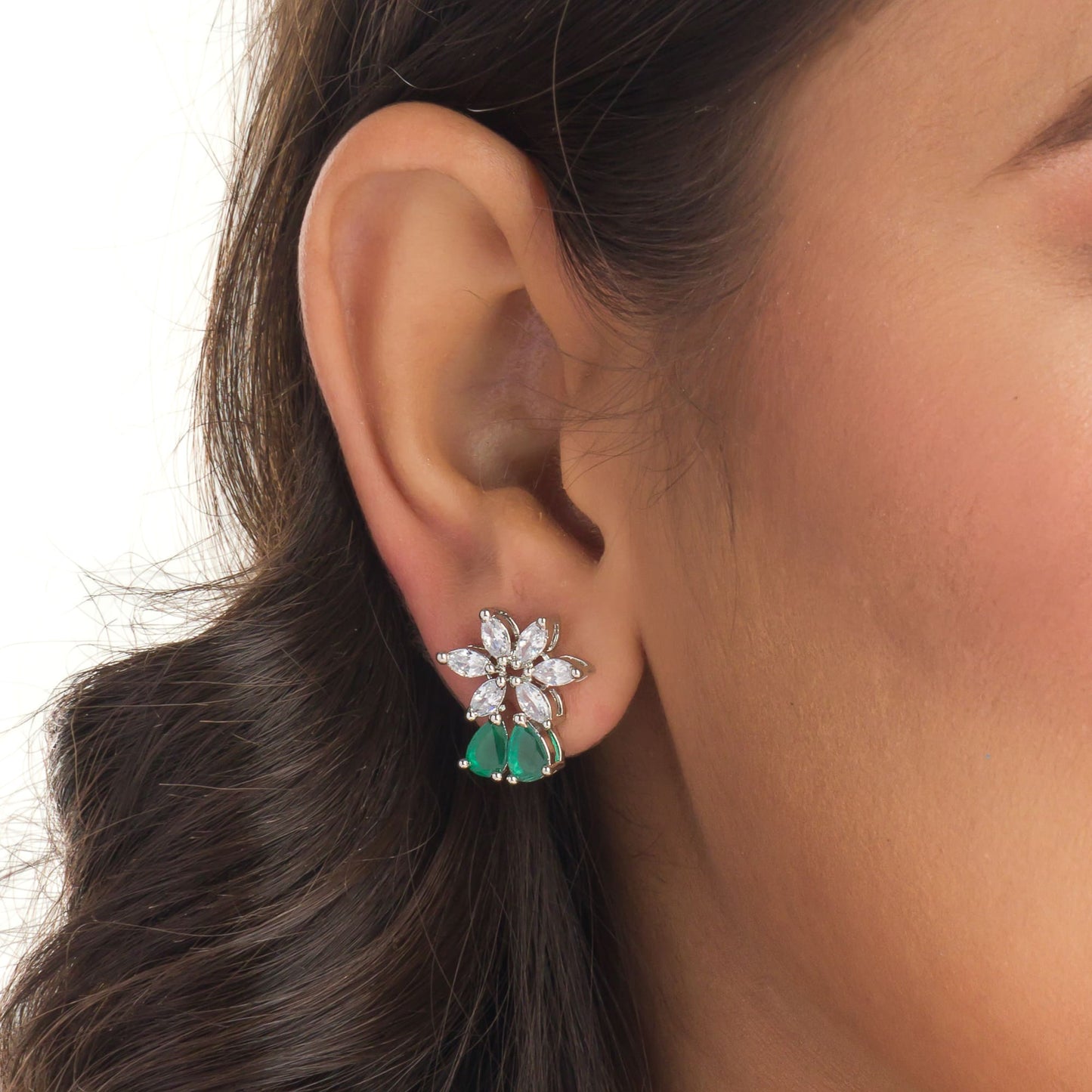 FLOWER-SHAPED ZIRCON GREEN WITH SILVER POLISH EXUDES A STRIKING, MODERN ELEGANCE.