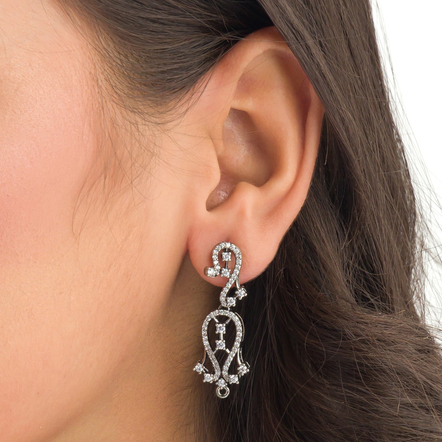 AN S-SHAPED ZIRCON STONE DESIGN OFFERS A SLEEK, FLOWING ELEGANCE.