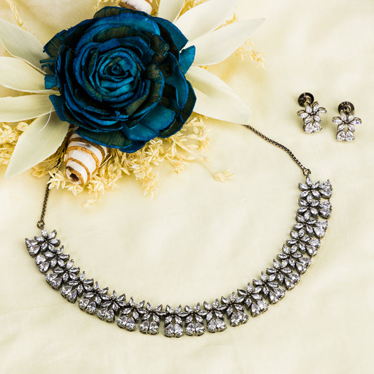 A ZIRCON NECKLACE SET WITH FLOWER DESUGN