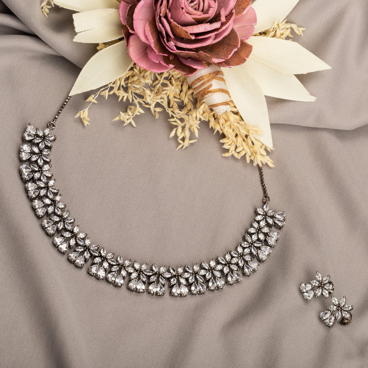 A ZIRCON NECKLACE SET WITH FLOWER DESUGN