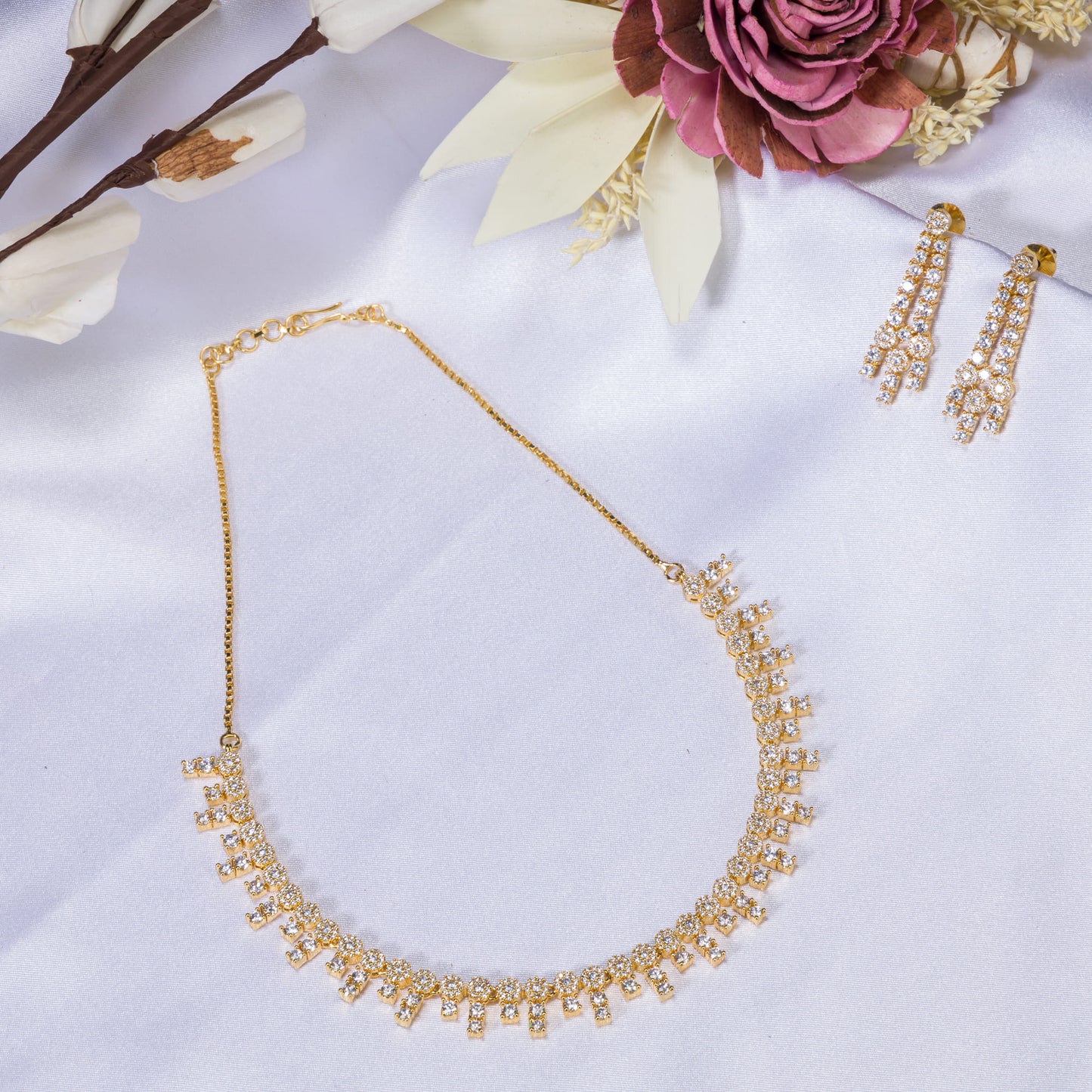 ELEGANT GOLDTONE ZIRCON NECKLACE THAT BEAUTIFULLY COMBINES WARM HUES WITH DAZZLING BRILLIANCE.