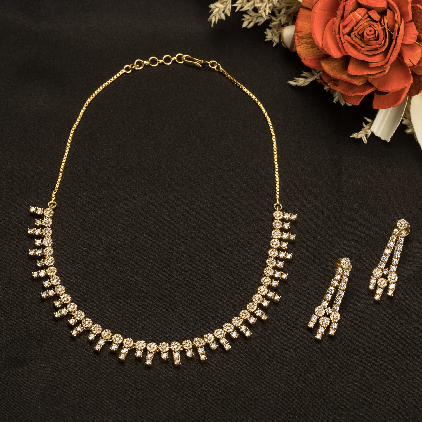 ELEGANT GOLDTONE ZIRCON NECKLACE THAT BEAUTIFULLY COMBINES WARM HUES WITH DAZZLING BRILLIANCE.