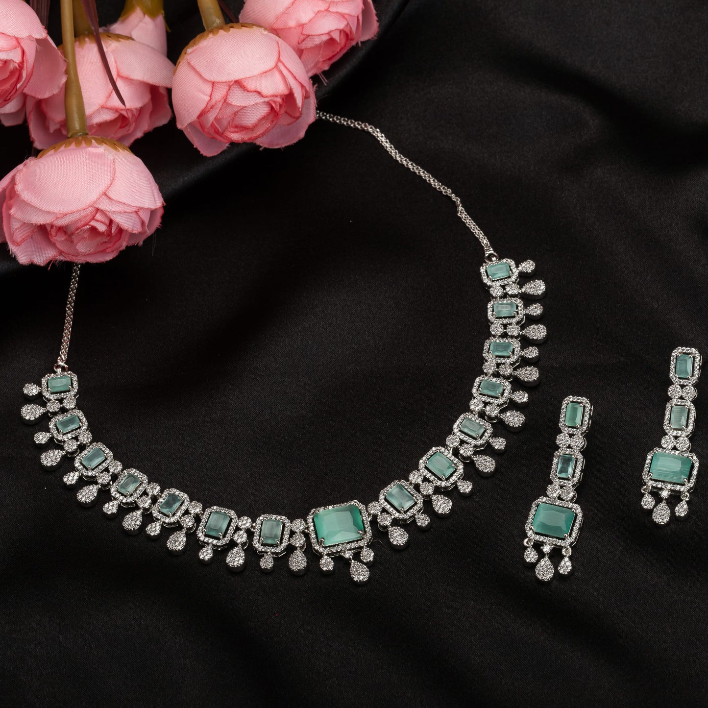 CHARMING ZIRCON NECKLACE IN LIGHT GREEN, OFFERING A FRESH AND ELEGANT TOUCH.