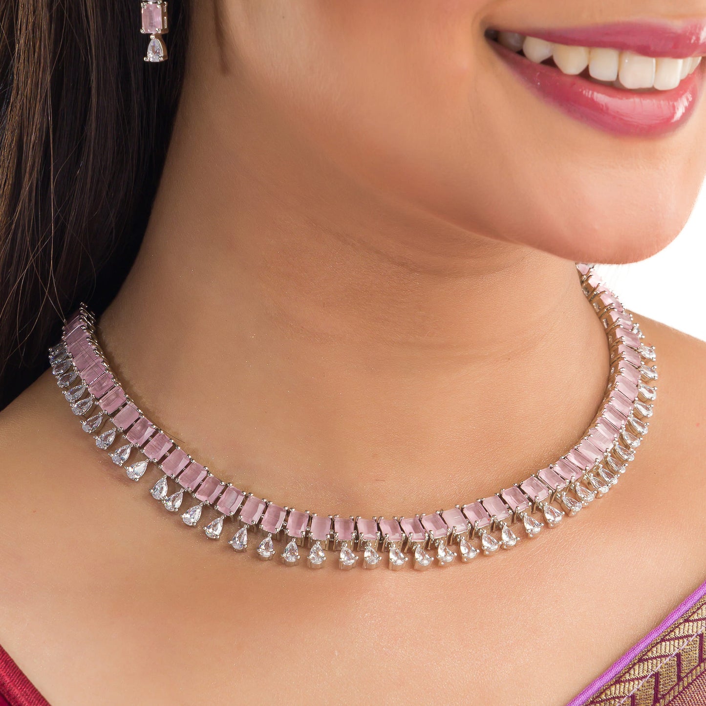 A NECKLACE WITH RECTANGLE-SHAPED ZIRCON STONES OFFERS TIMELESS ELEGANCE AND BRILLIANT SPARKLE.