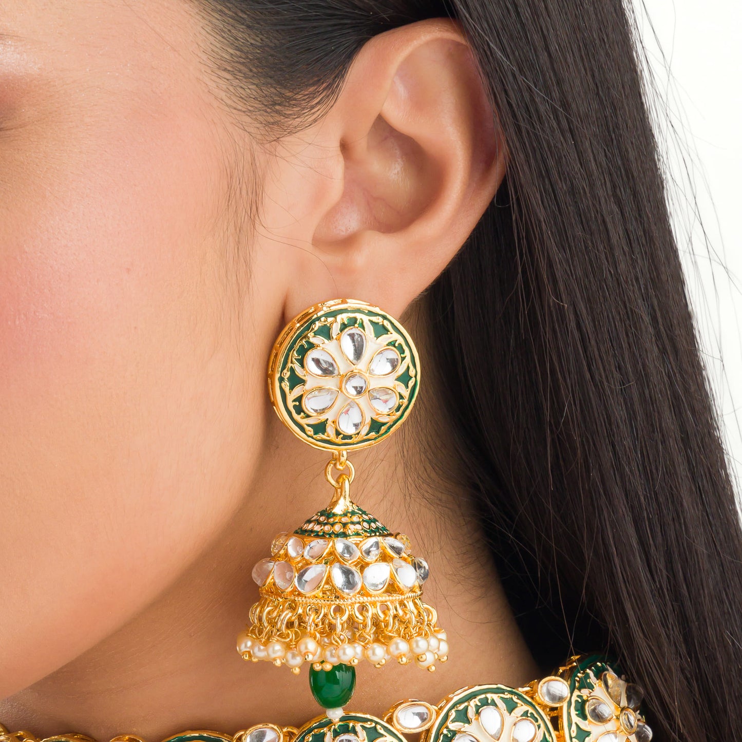 REGAL BRIDAL CHOKER SET FEATURING GREEN KUNDAN FOR A STUNNING AND TRADITIONAL TOUCH.