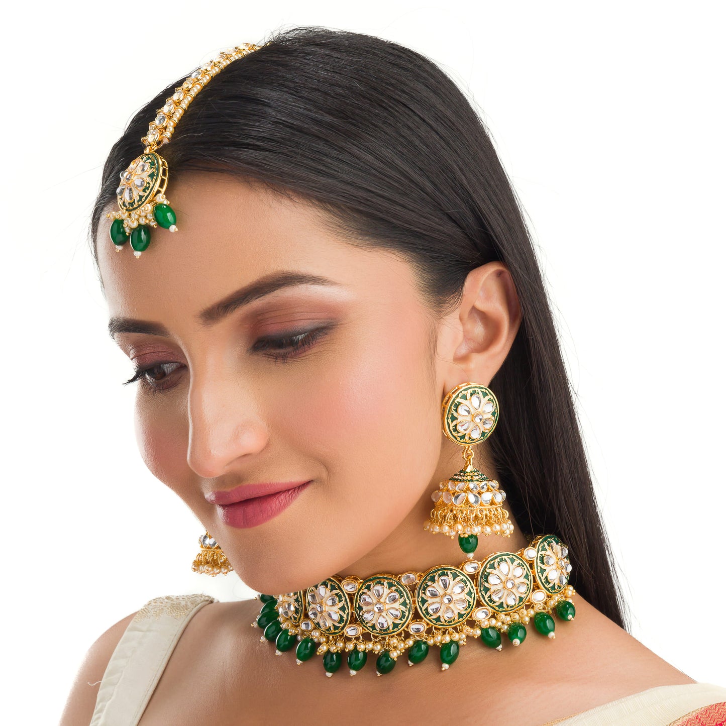 REGAL BRIDAL CHOKER SET FEATURING GREEN KUNDAN FOR A STUNNING AND TRADITIONAL TOUCH.