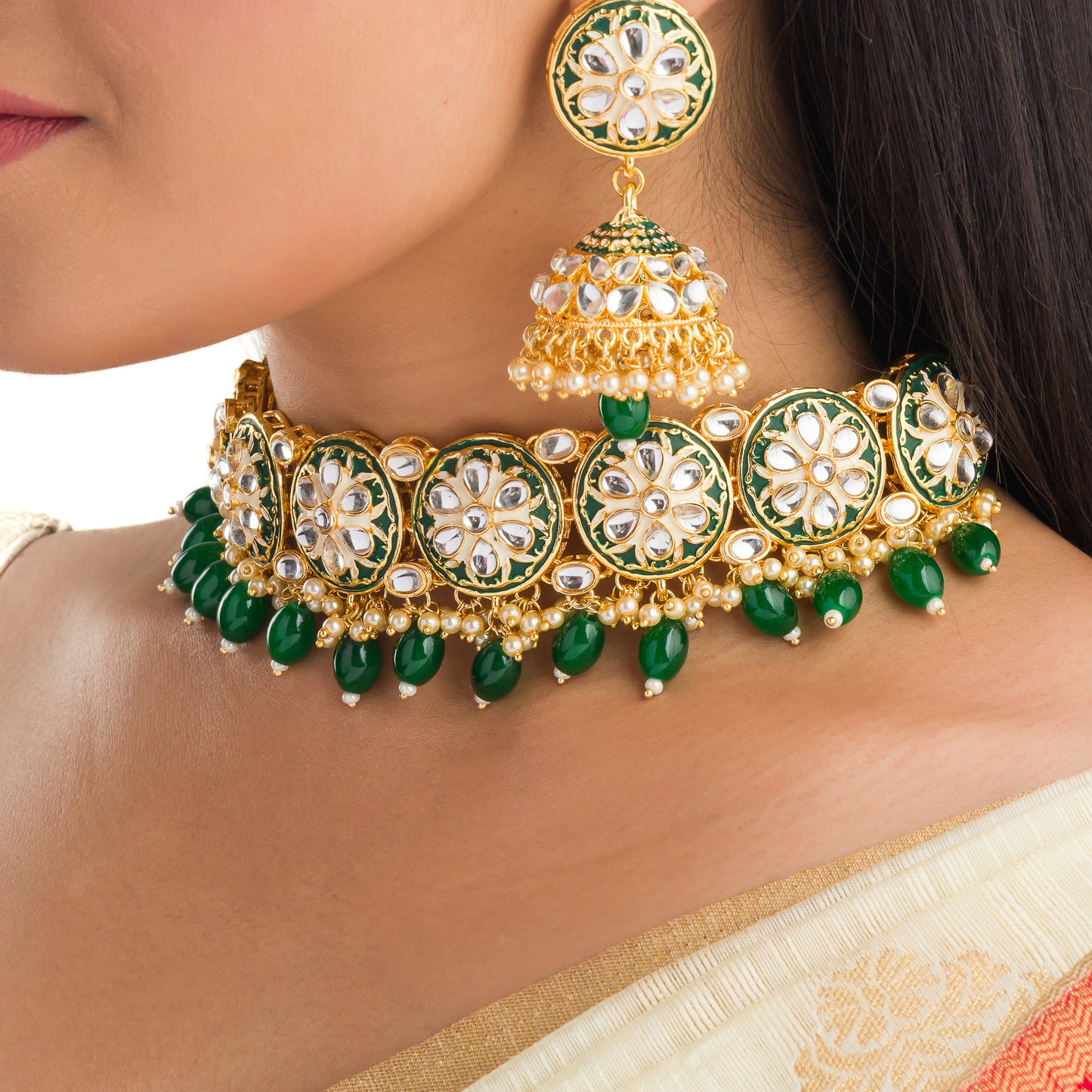 REGAL BRIDAL CHOKER SET FEATURING GREEN KUNDAN FOR A STUNNING AND TRADITIONAL TOUCH.