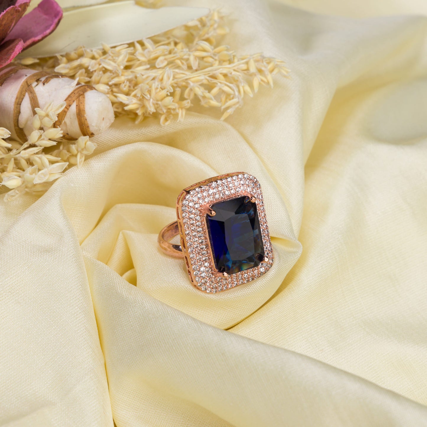 A DARK BLUE ZIRCON FINGER RING IN A SQUARE SHAPE COMBINES BOLD COLOR WITH A SLEEK, MODERN DESIGN.