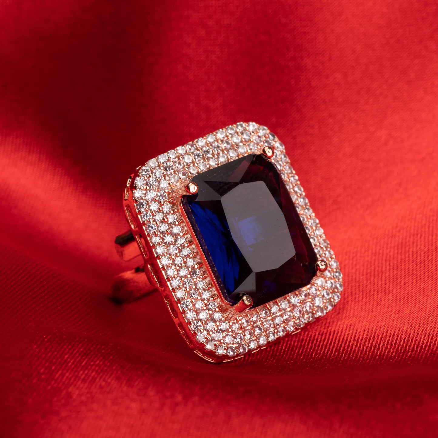 A DARK BLUE ZIRCON FINGER RING IN A SQUARE SHAPE COMBINES BOLD COLOR WITH A SLEEK, MODERN DESIGN.