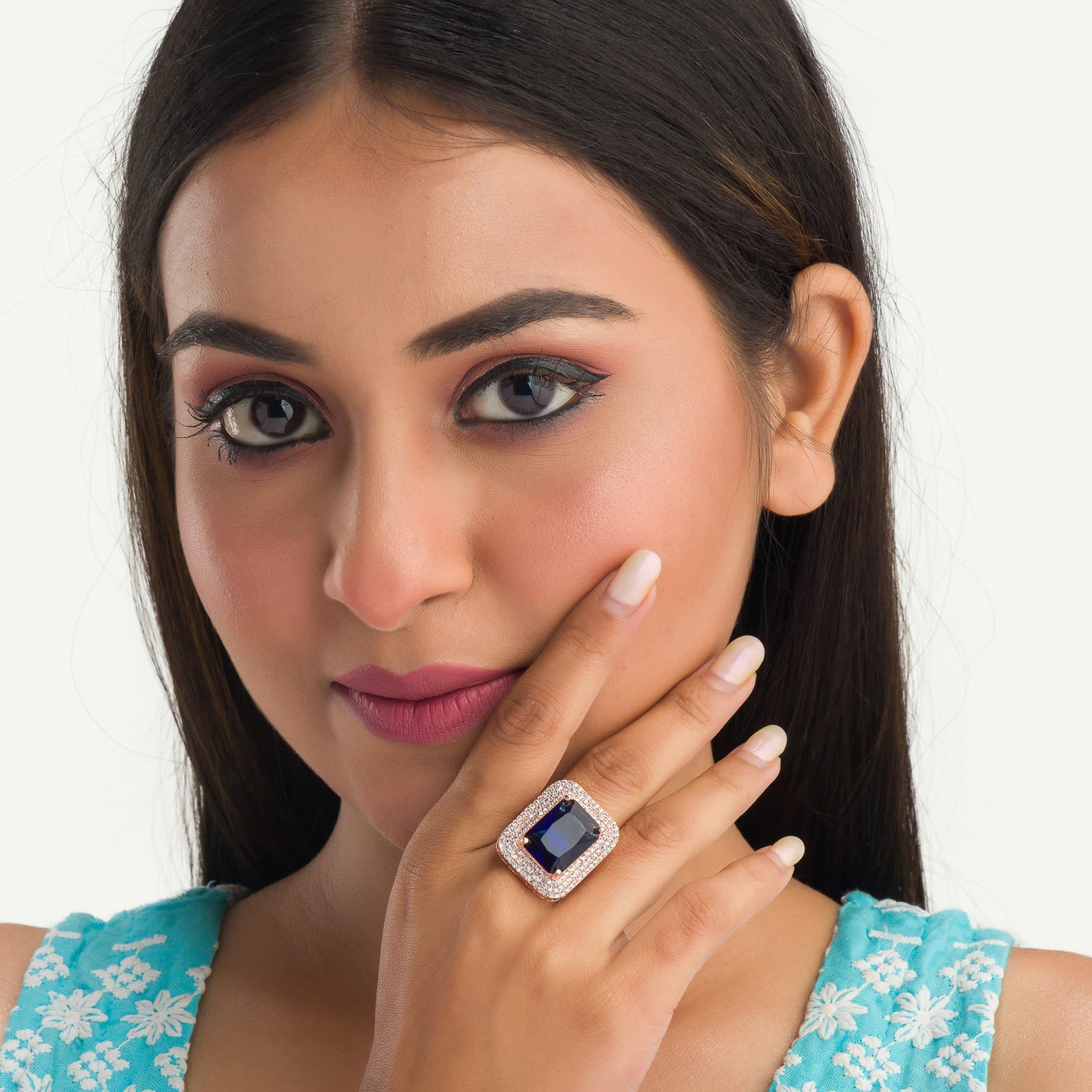 A DARK BLUE ZIRCON FINGER RING IN A SQUARE SHAPE COMBINES BOLD COLOR WITH A SLEEK, MODERN DESIGN.