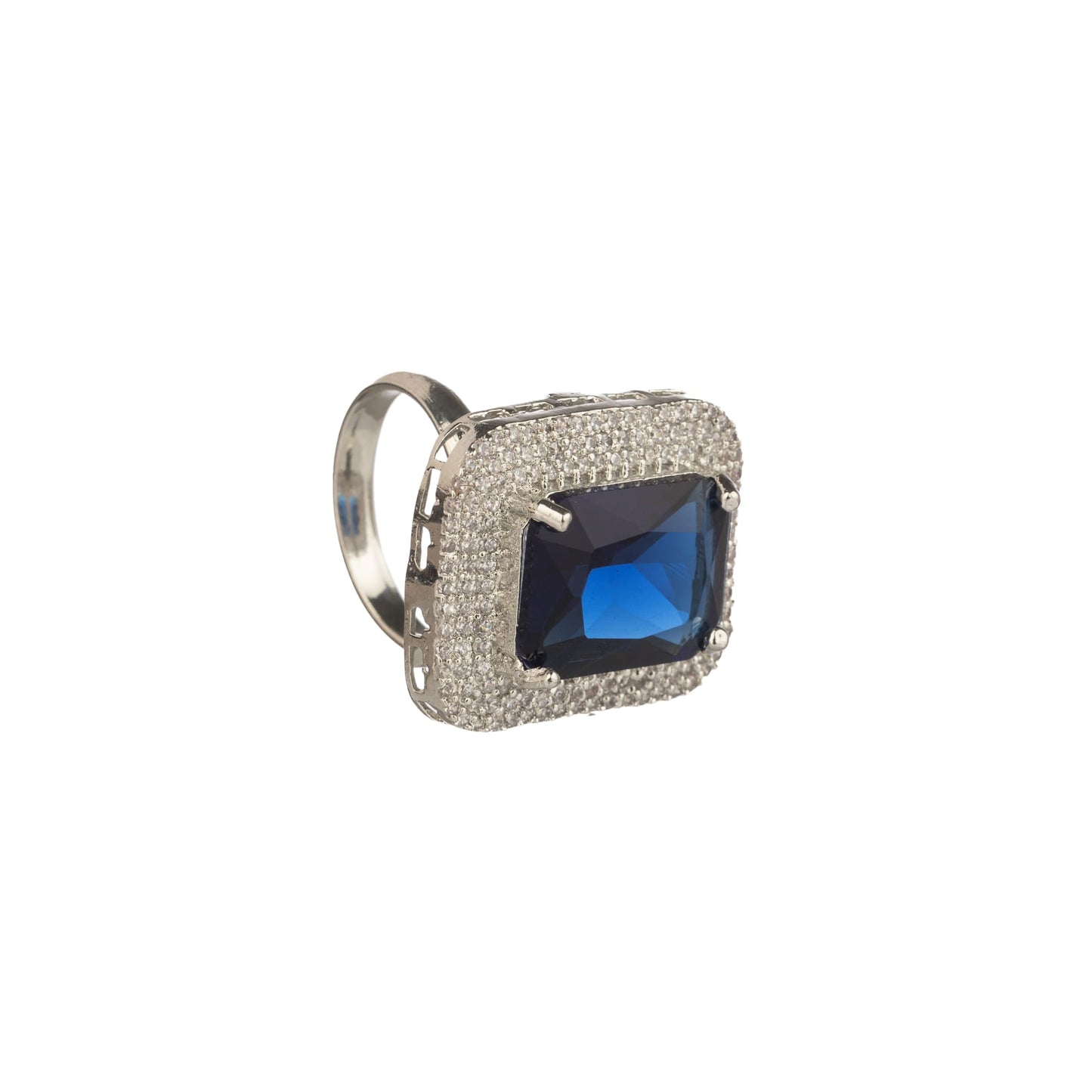 A DARK BLUE ZIRCON FINGER RING IN A SQUARE SHAPE COMBINES BOLD COLOR WITH A SLEEK, MODERN DESIGN.