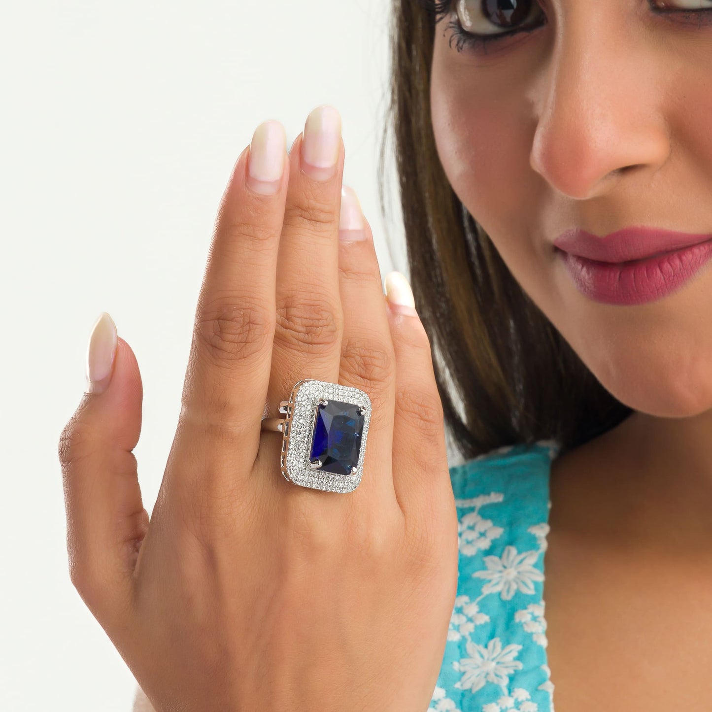 A DARK BLUE ZIRCON FINGER RING IN A SQUARE SHAPE COMBINES BOLD COLOR WITH A SLEEK, MODERN DESIGN.