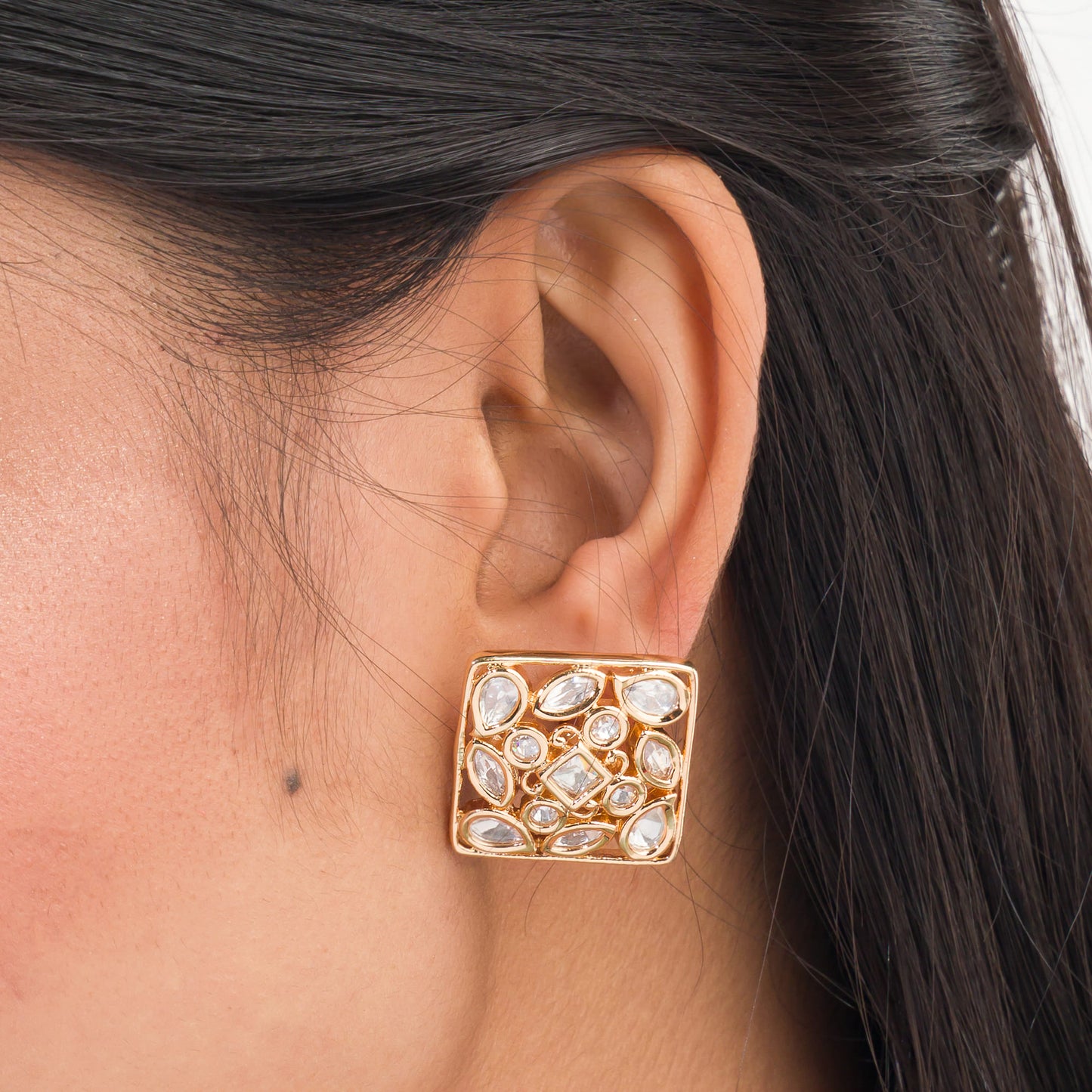 GOLD POLISH SQUARE SHAPE EARRINGS OFFER A SLEEK, MODERN LOOK WITH A TOUCH OF SOPHISTICATED SHINE.