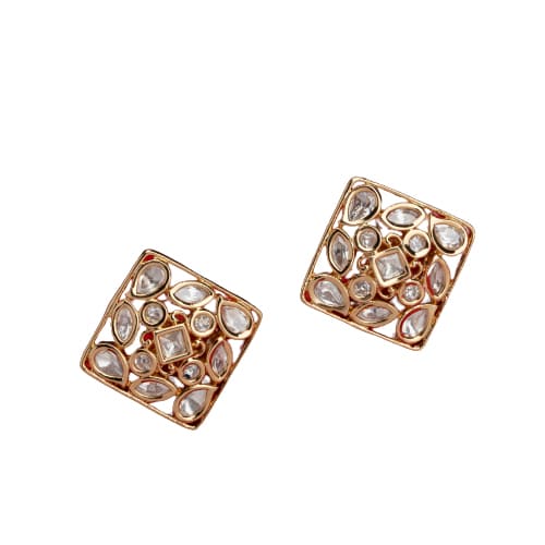 GOLD POLISH SQUARE SHAPE EARRINGS OFFER A SLEEK, MODERN LOOK WITH A TOUCH OF SOPHISTICATED SHINE.