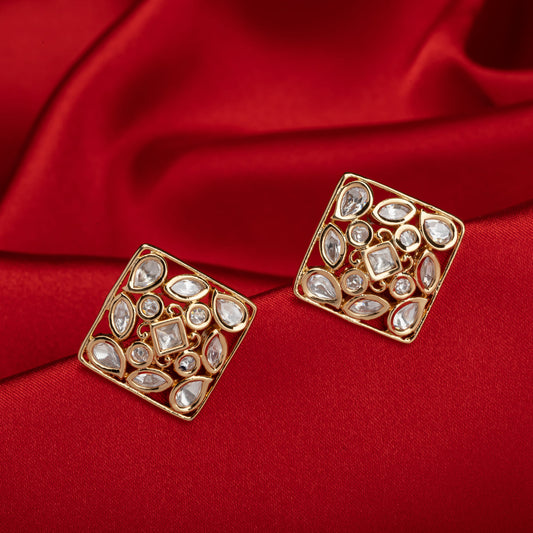 GOLD POLISH SQUARE SHAPE EARRINGS OFFER A SLEEK, MODERN LOOK WITH A TOUCH OF SOPHISTICATED SHINE.