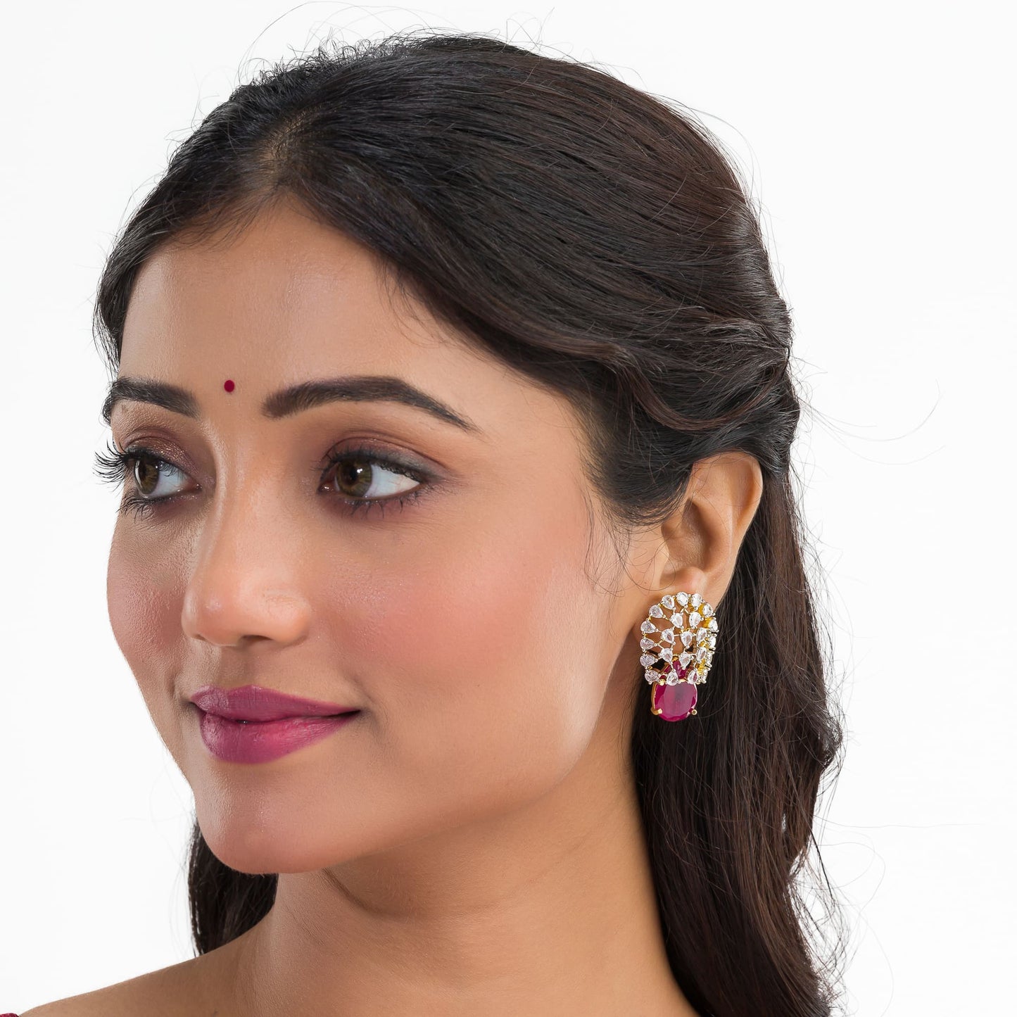 ZIRCON EARRINGS WITH PINK STONES OFFER A VIBRANT, ELEGANT SPARKLE WITH A ROMANTIC TOUCH.