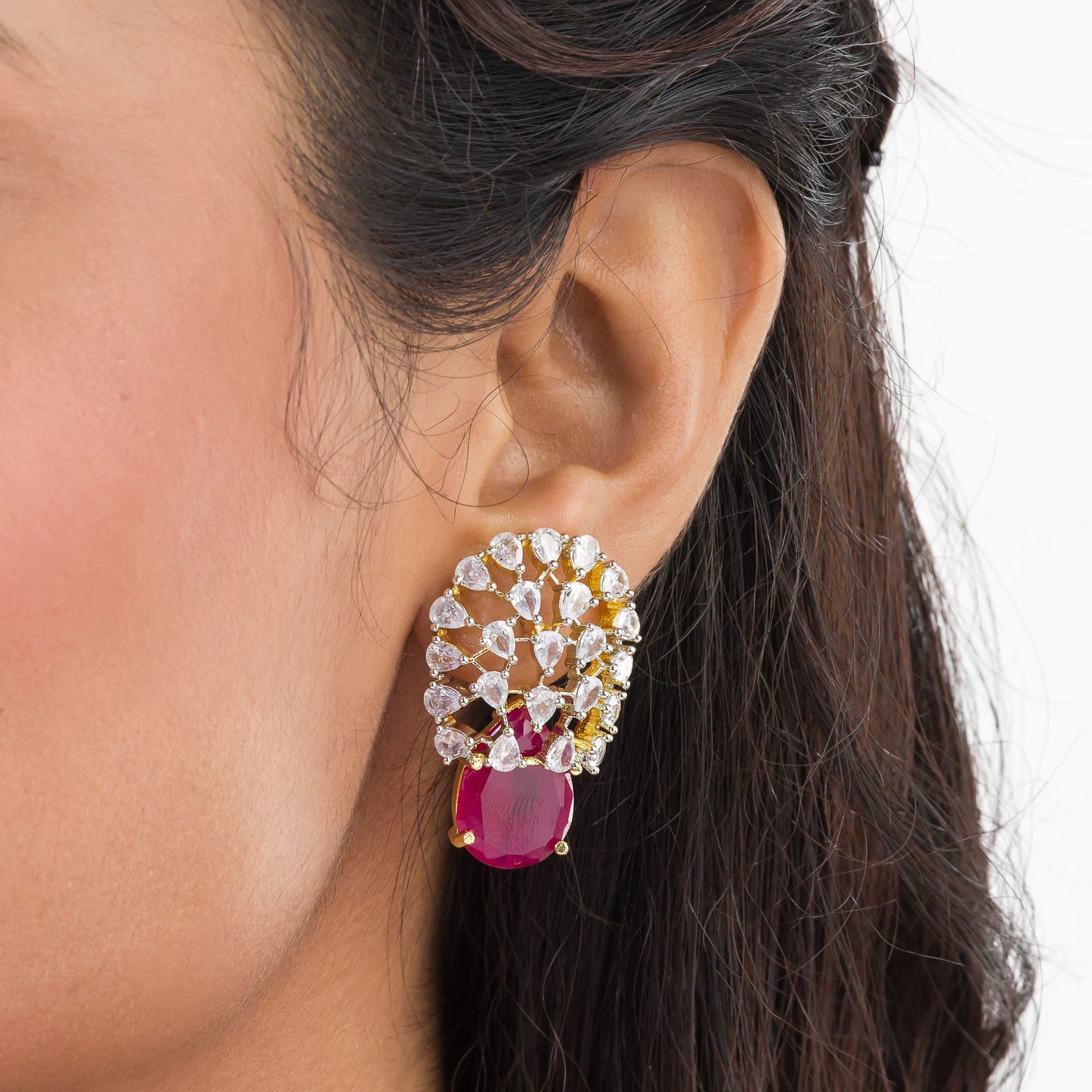 ZIRCON EARRINGS WITH PINK STONES OFFER A VIBRANT, ELEGANT SPARKLE WITH A ROMANTIC TOUCH.