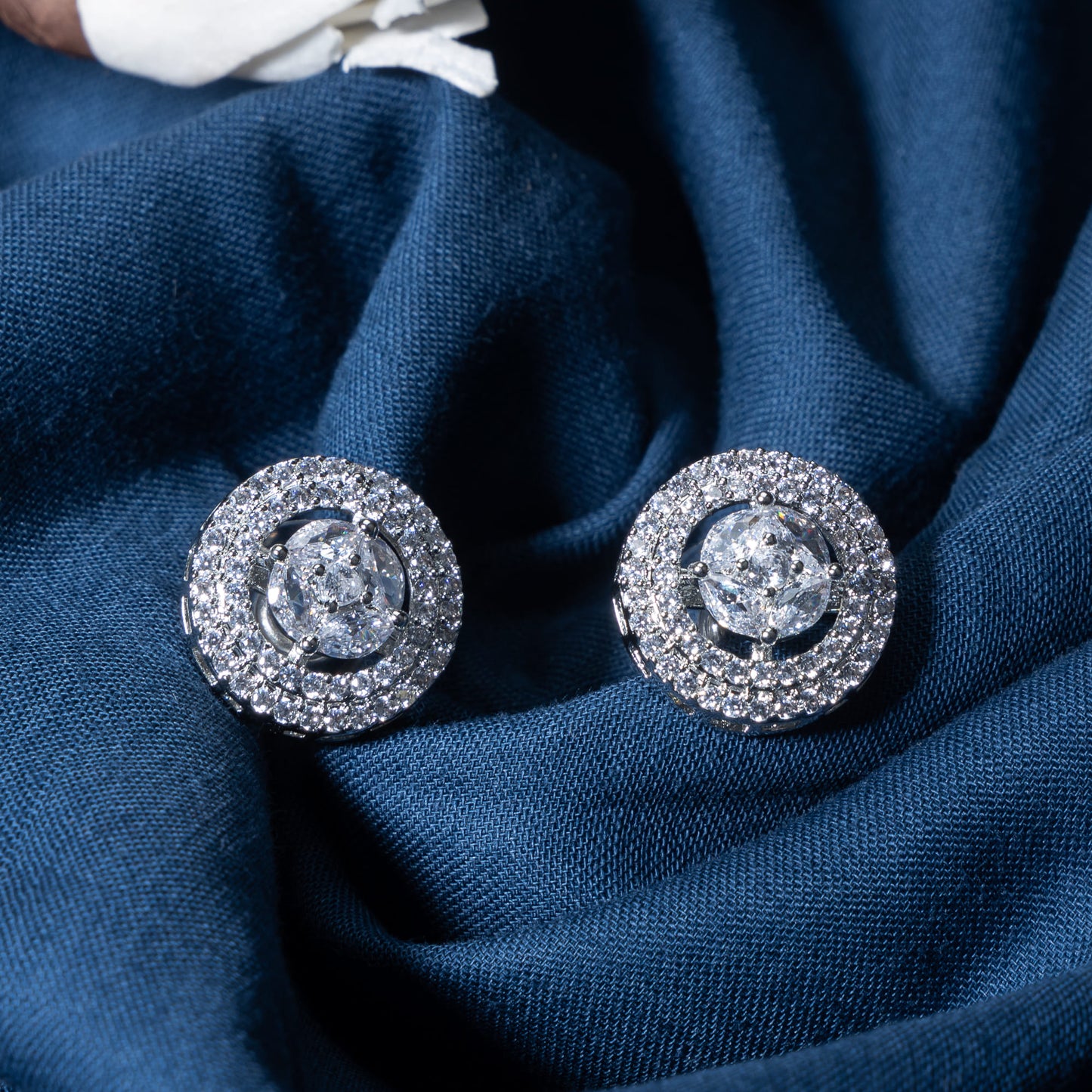 ZIRCON STUD EARRINGS OFFER TIMELESS ELEGANCE WITH THEIR BRILLIANT SPARKLE AND VERSATILE DESIGN.