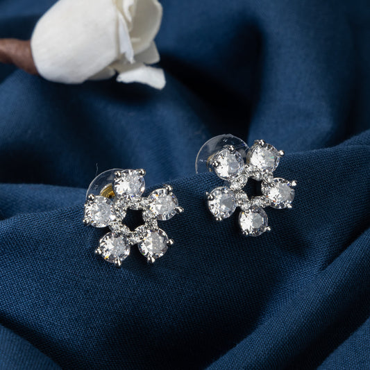 SMALL FLOWER-SHAPED ZIRCON EARRINGS ADD A SUBTLE, CHARMING TOUCH WITH THEIR ELEGANT SPARKLE AND REFINED DESIGN.