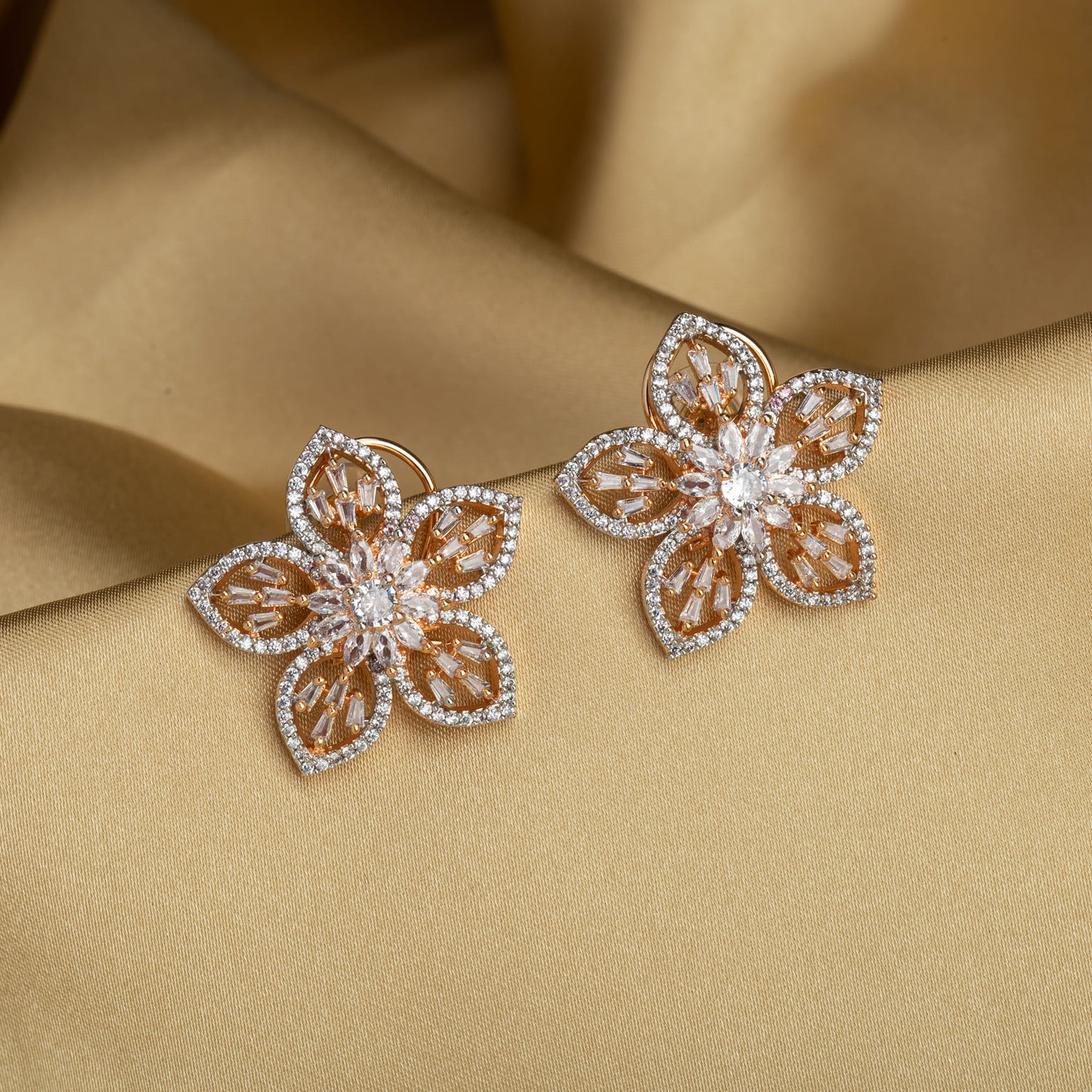 ZIRCON EARRINGS WITH ROSE GOLD PLATING OFFER A SOPHISTICATED BLEND OF SPARKLING BRILLIANCE AND WARM, ELEGANT TONES.