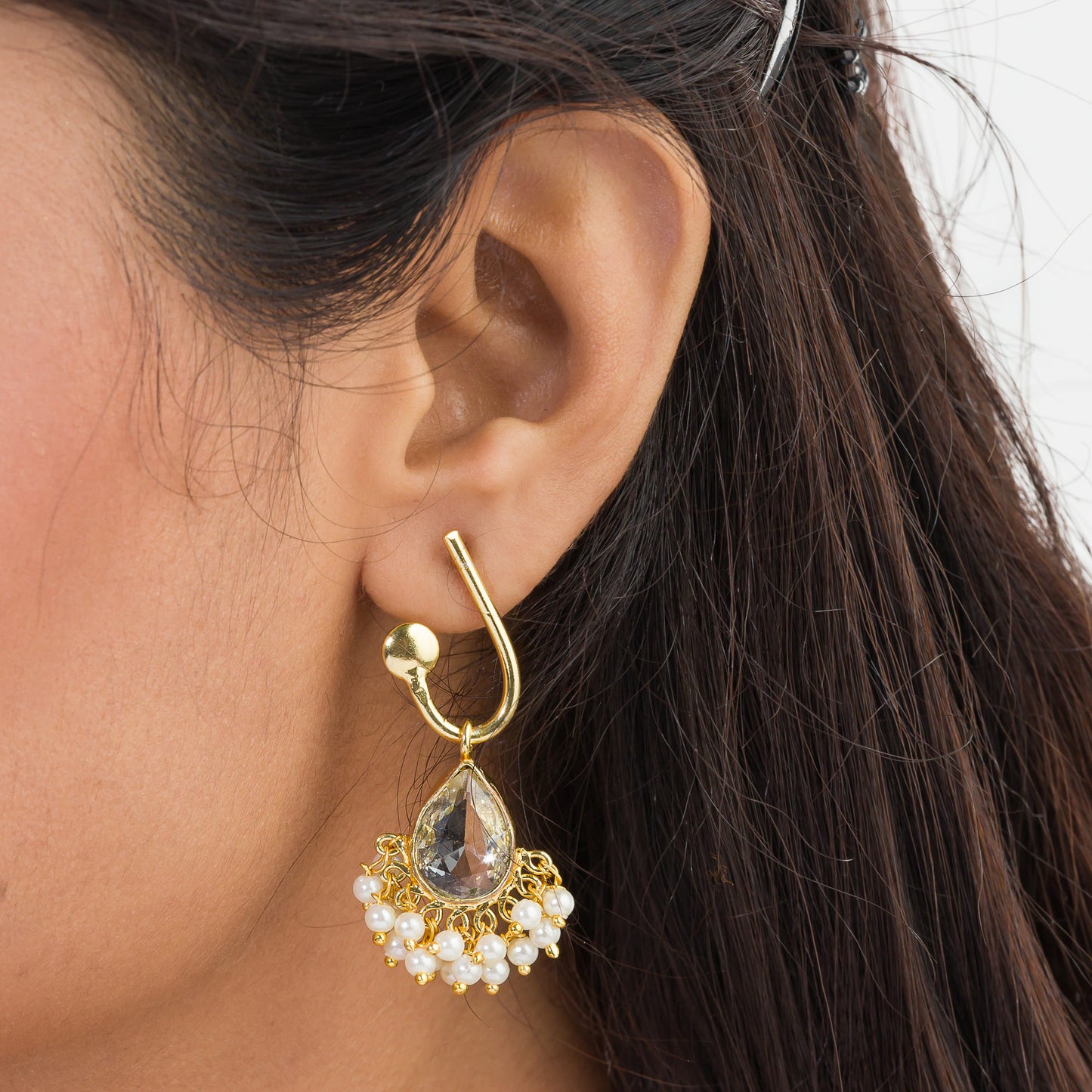 SMALL GOLD-TONE EARRINGS WITH WHITE PEARLS PROVIDE A DELICATE, REFINED TOUCH OF TIMELESS ELEGANCE.