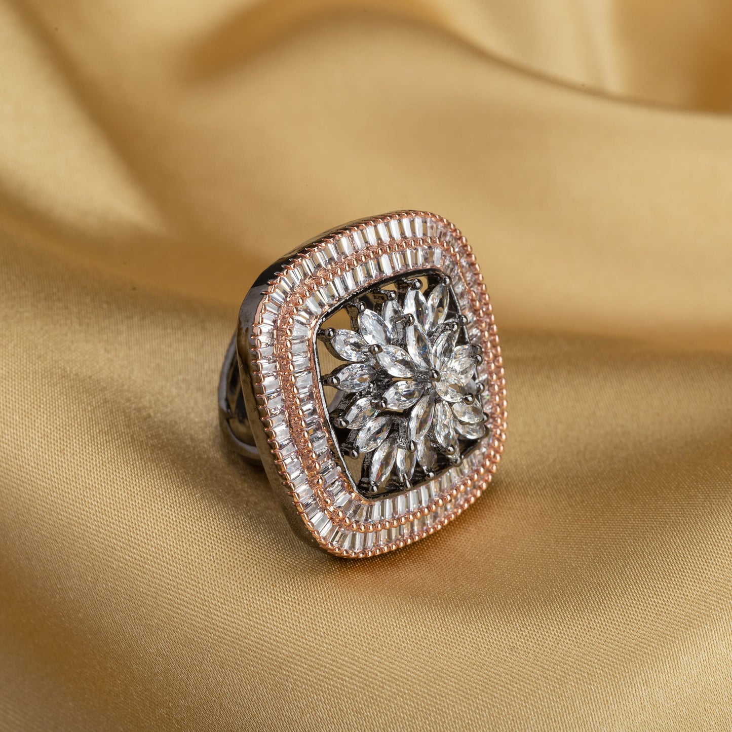 A SQUARE SHAPED ROSE GOLD FINGER RING COMBINES ROMANTIC FLORAL DESIGN WITH A WARM, LUXURIOUS FINISH.