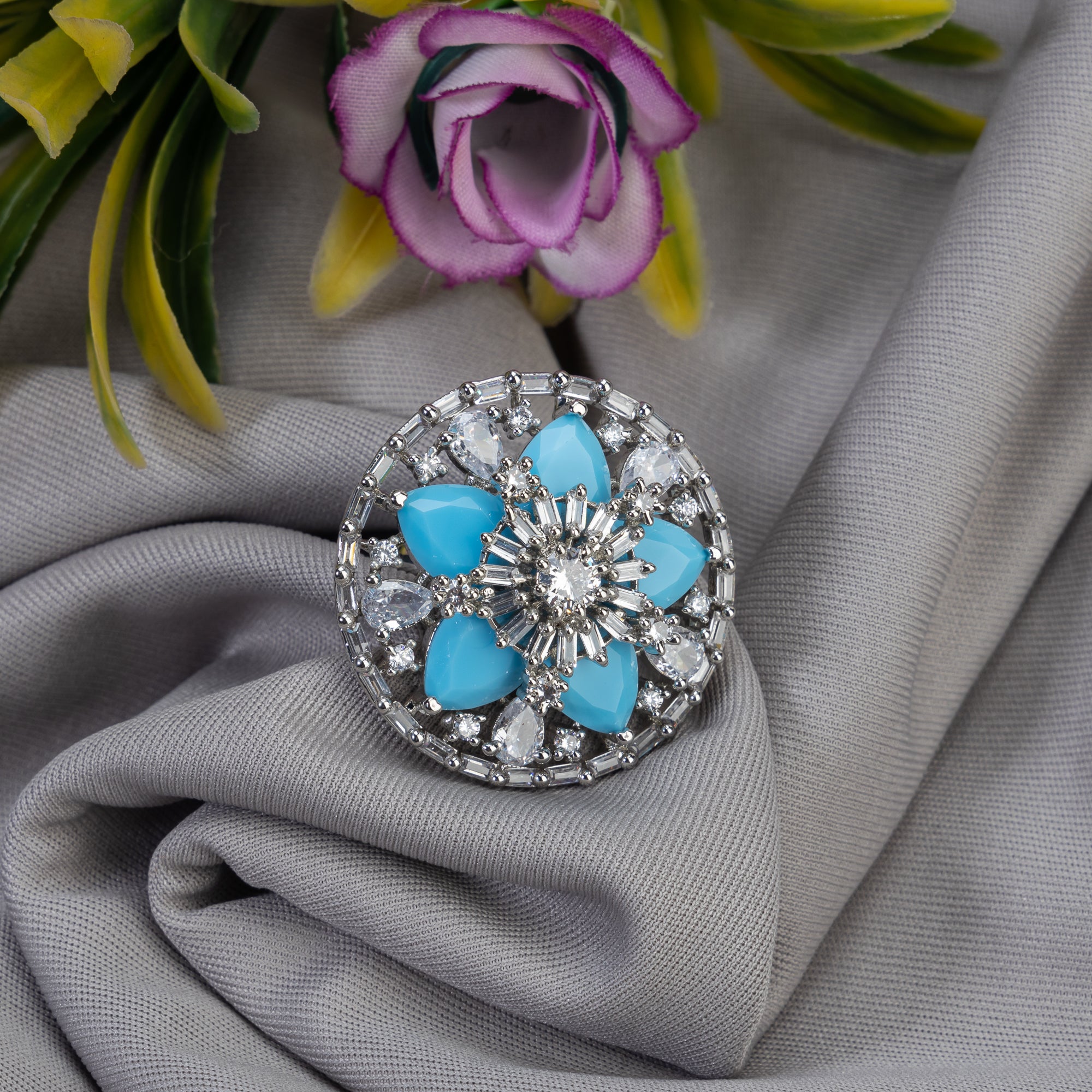 Aqua zircon finger ring with serene blue brilliance and subtle elegance.
