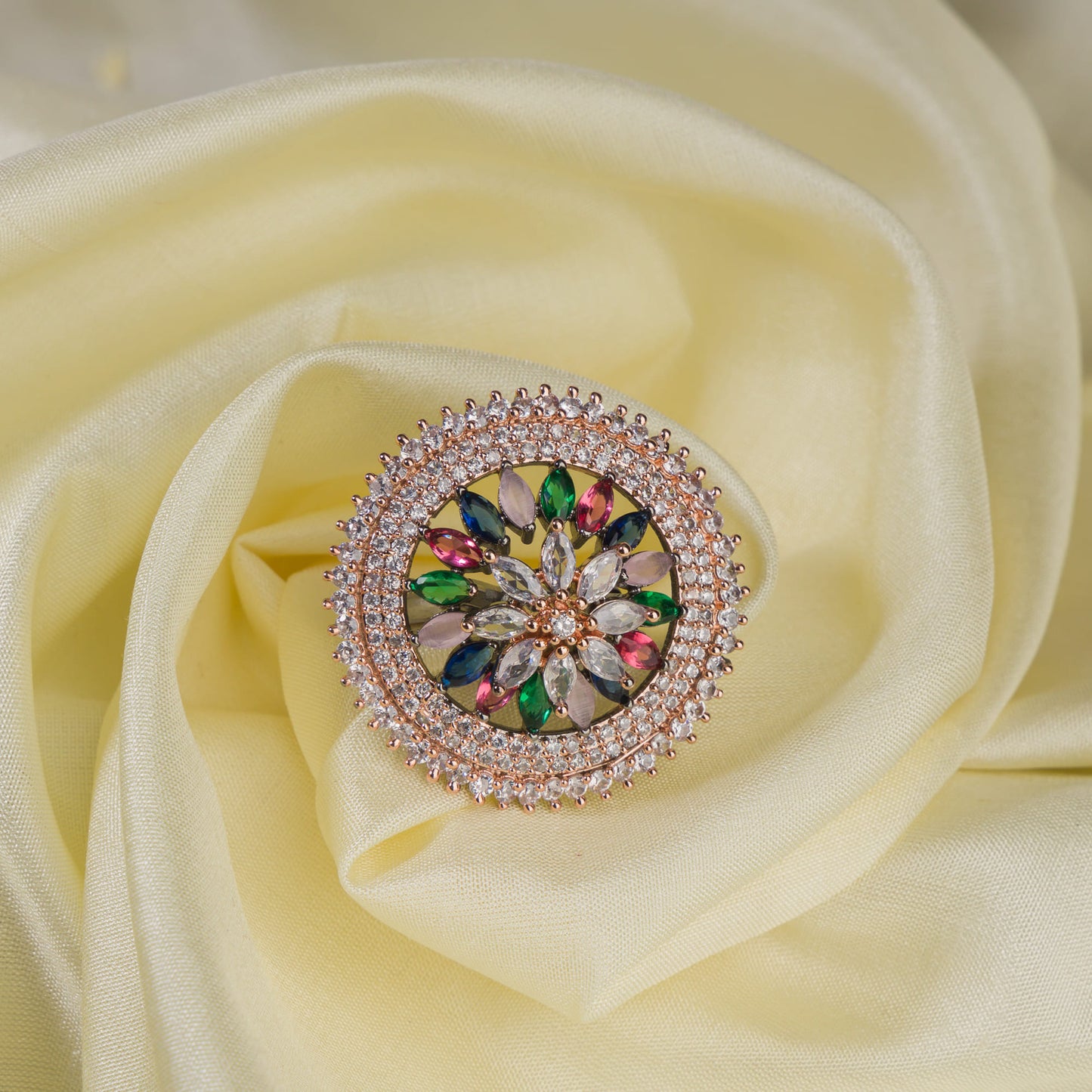 A MULTICOLOR FINGER RING SHOWCASES A VIBRANT ARRAY OF HUES, ADDING A PLAYFUL AND EYE-CATCHING TOUCH TO ANY OUTFIT.