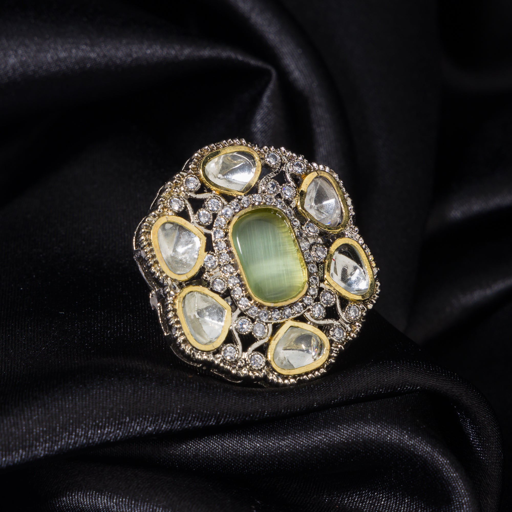 Green zircon finger ring with a sparkling brilliance for a striking, elegant look.
